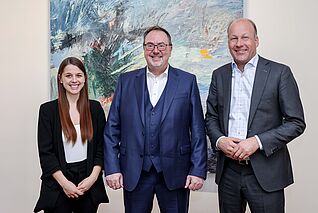 Landrat Martin Sailer begrüßt einen neuen Geschäftsbereichsleiter im Landratsamt Augsburg