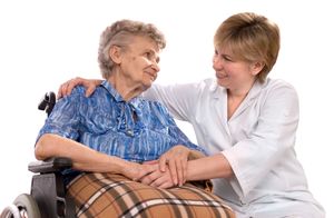 Seniorin im Rollstuhl mit Pflegerin