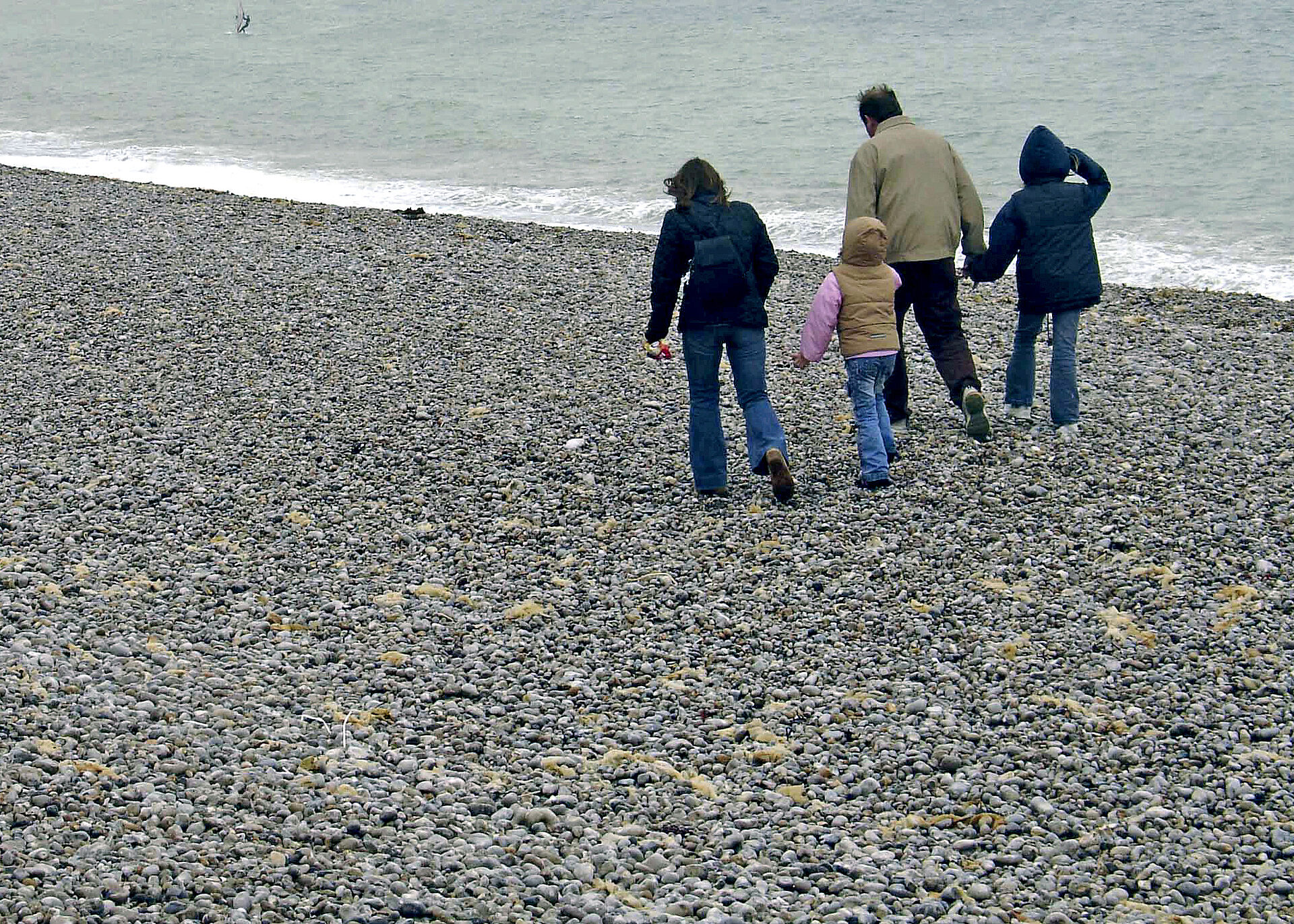 Familie_macht_Strandspaziergang