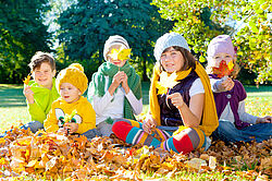 Symbolbild Kinder im Herbstlaub