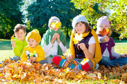 Symbolbild Kinder im Herbstlaub
