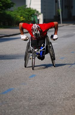 Gehbehinderter Mann fährt Handbike