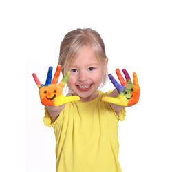 Symbolbild Kind mit bemalten Händen