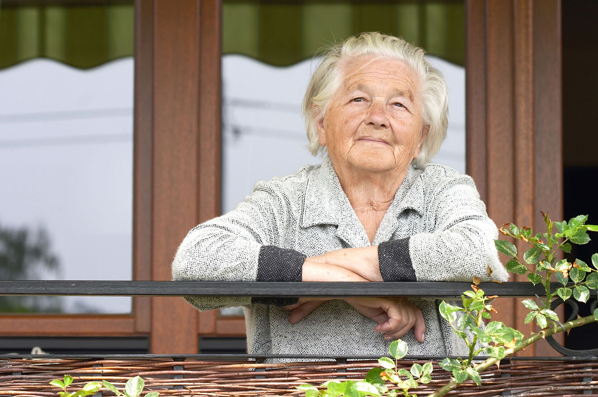 Seniorin auf Balkon