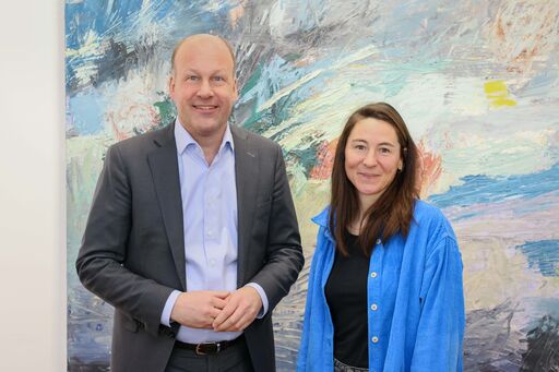 Eva Kurfer (rechts), Geschäftsführerin des Kinderschutzbundes Augsburg e. V. tauscht sich mit Landrat Martin Sailer (links) aus.