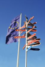 Europe-Flagge und Wegweiser in verschiedene Richtungen