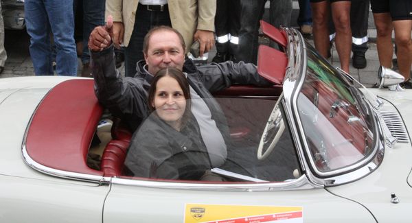 Ehrengast Jochen Mass im Auto