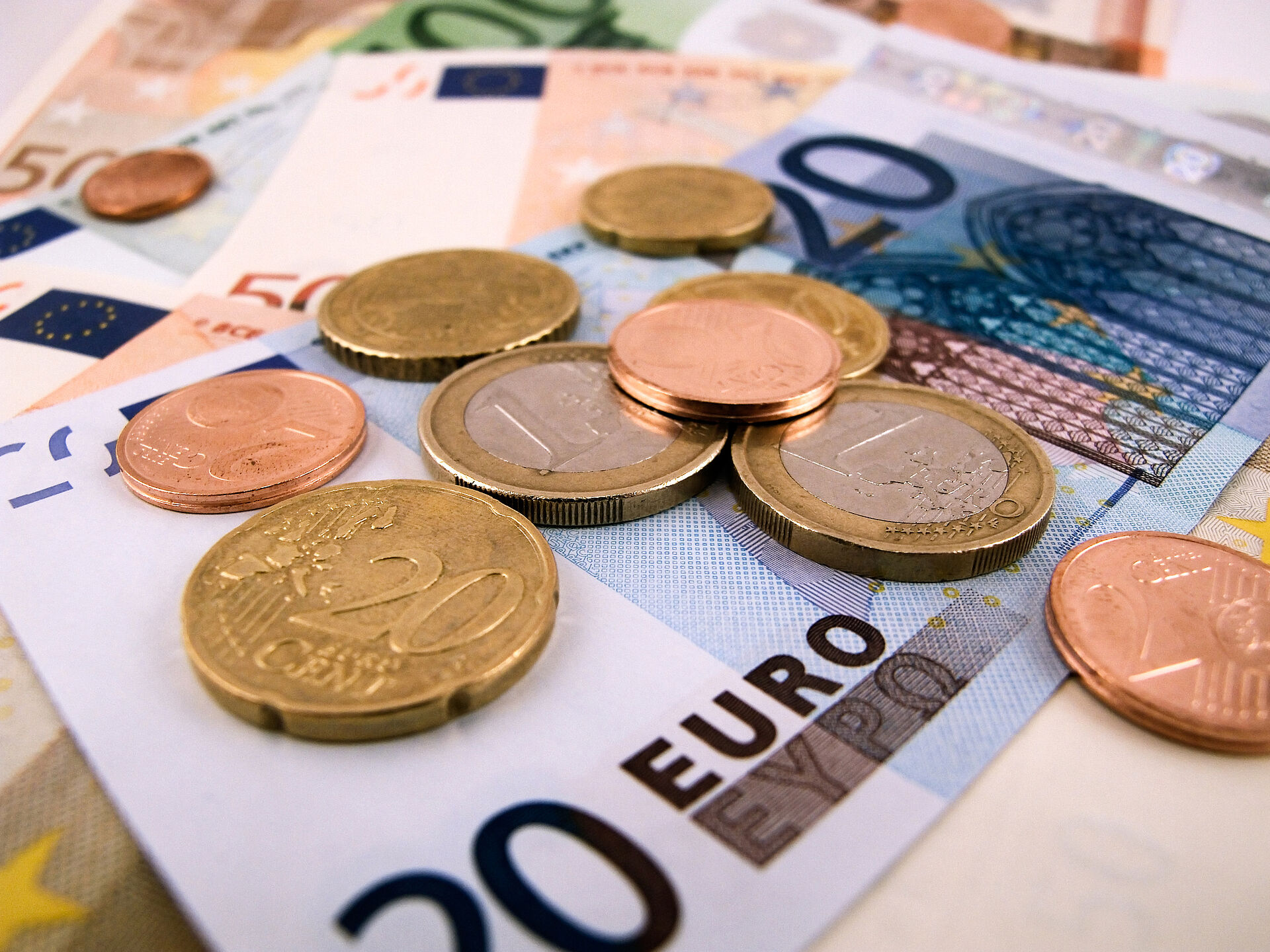 Euro-Geldscheine_und_Münzen