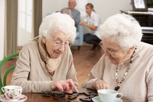 Zwei Seniorinnen beim Tee