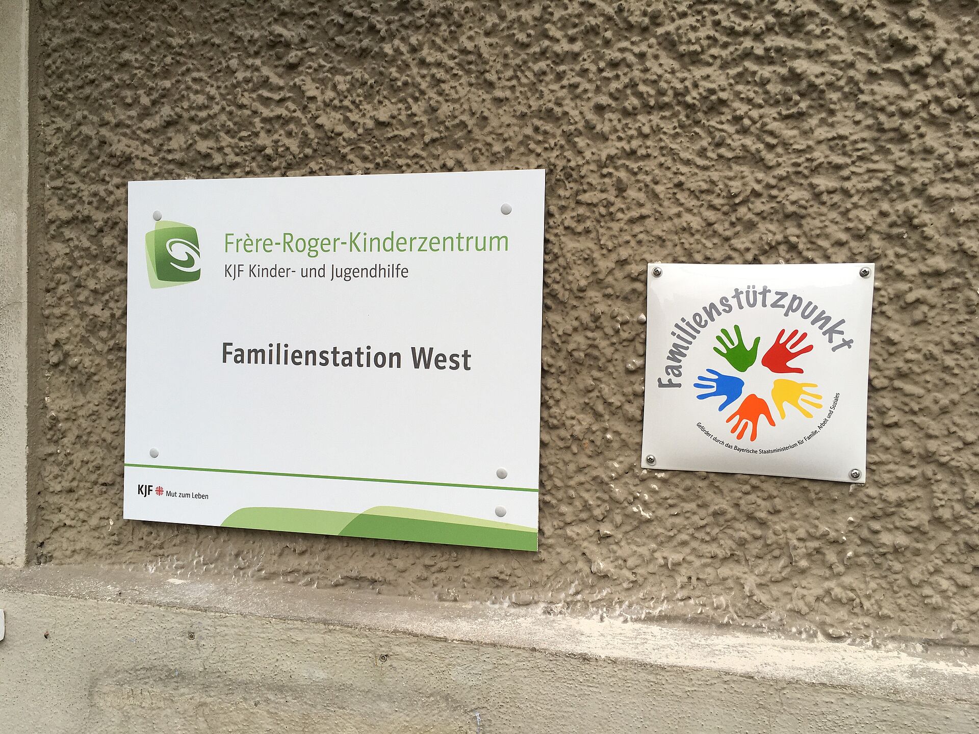 Familienstation West Türschild