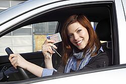 Symbolbild Fahranfängerin mit Führerschein